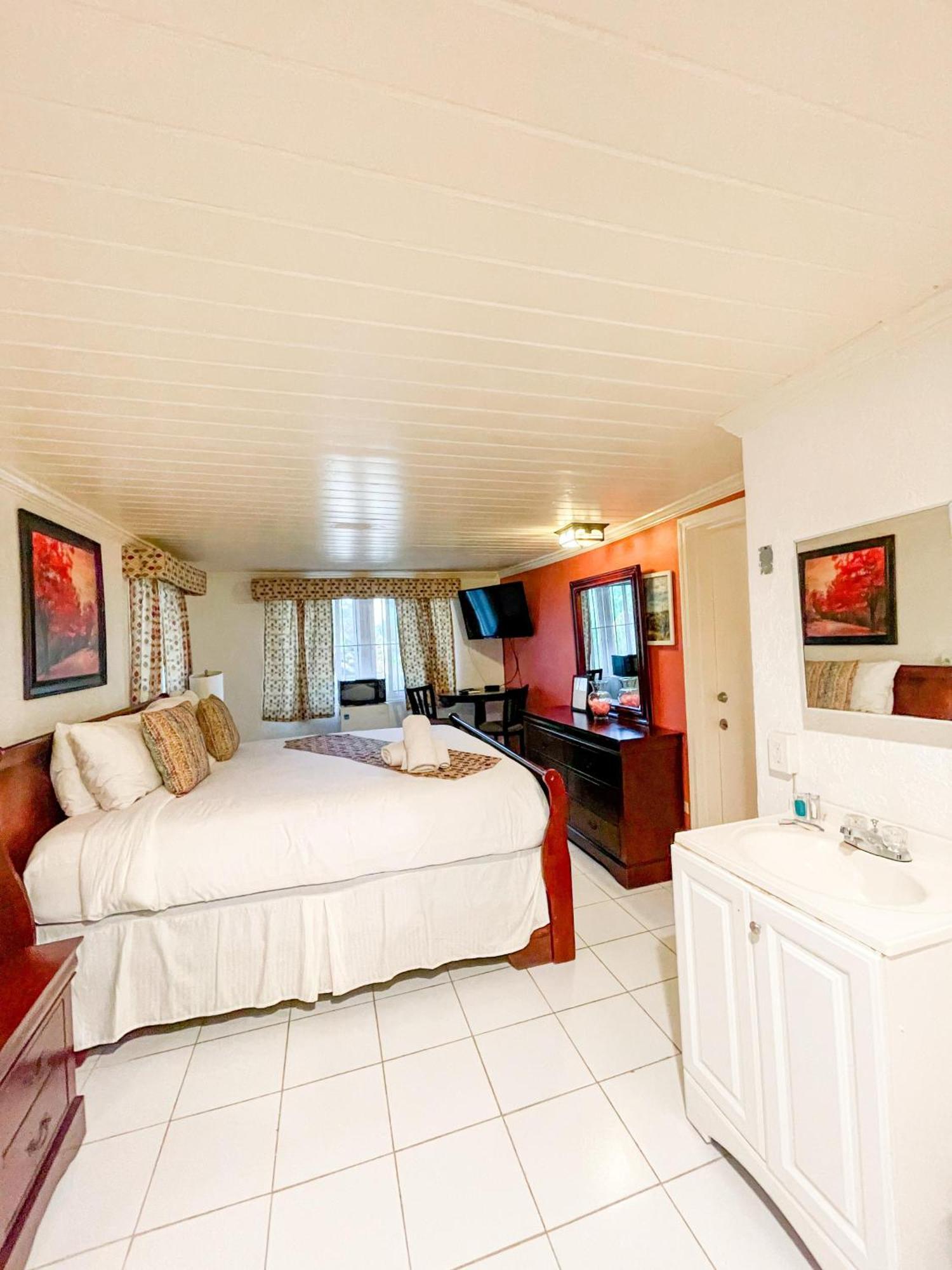 Golden Palms House Bed and Breakfast Nassau Exteriör bild