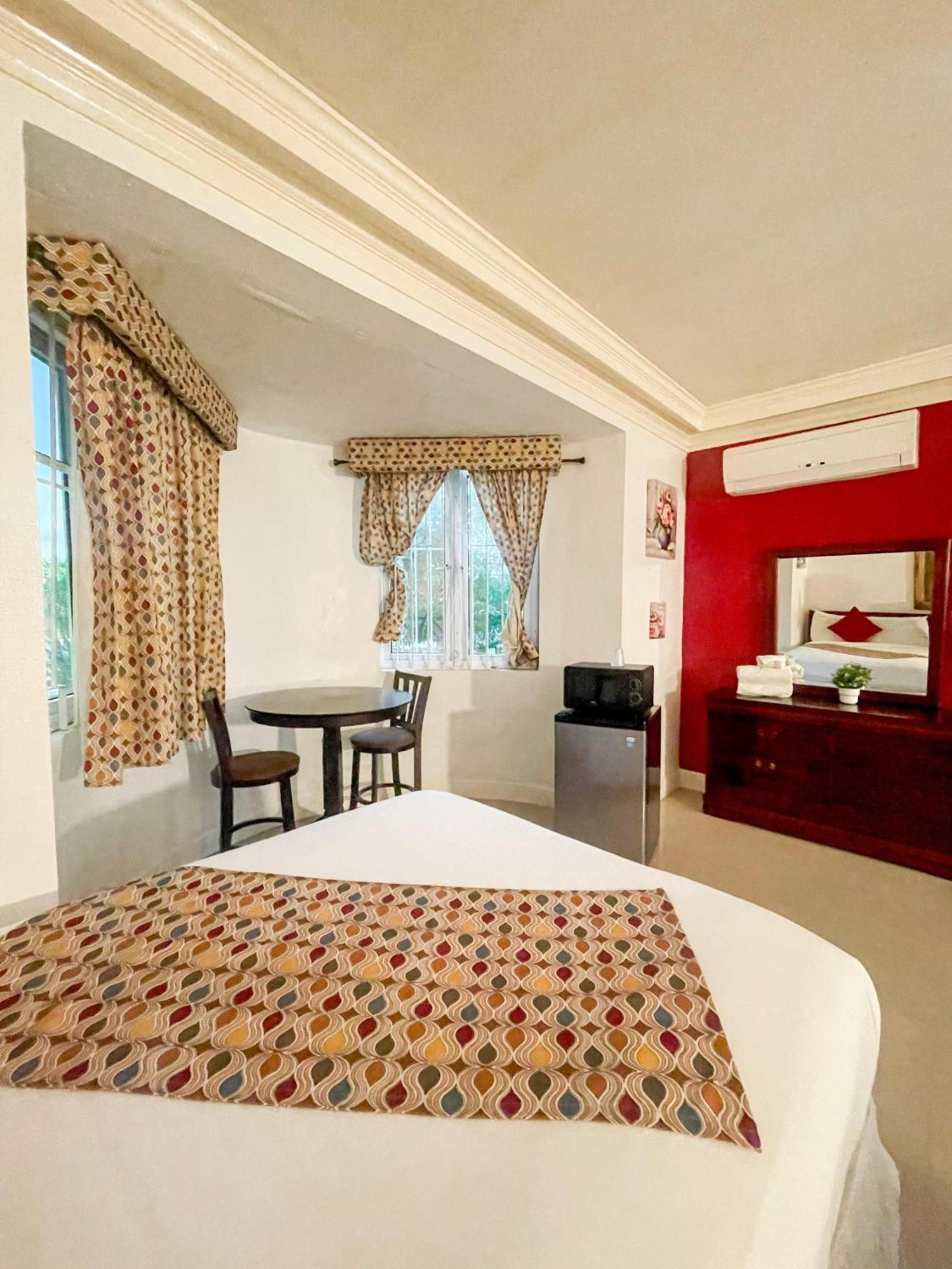 Golden Palms House Bed and Breakfast Nassau Exteriör bild
