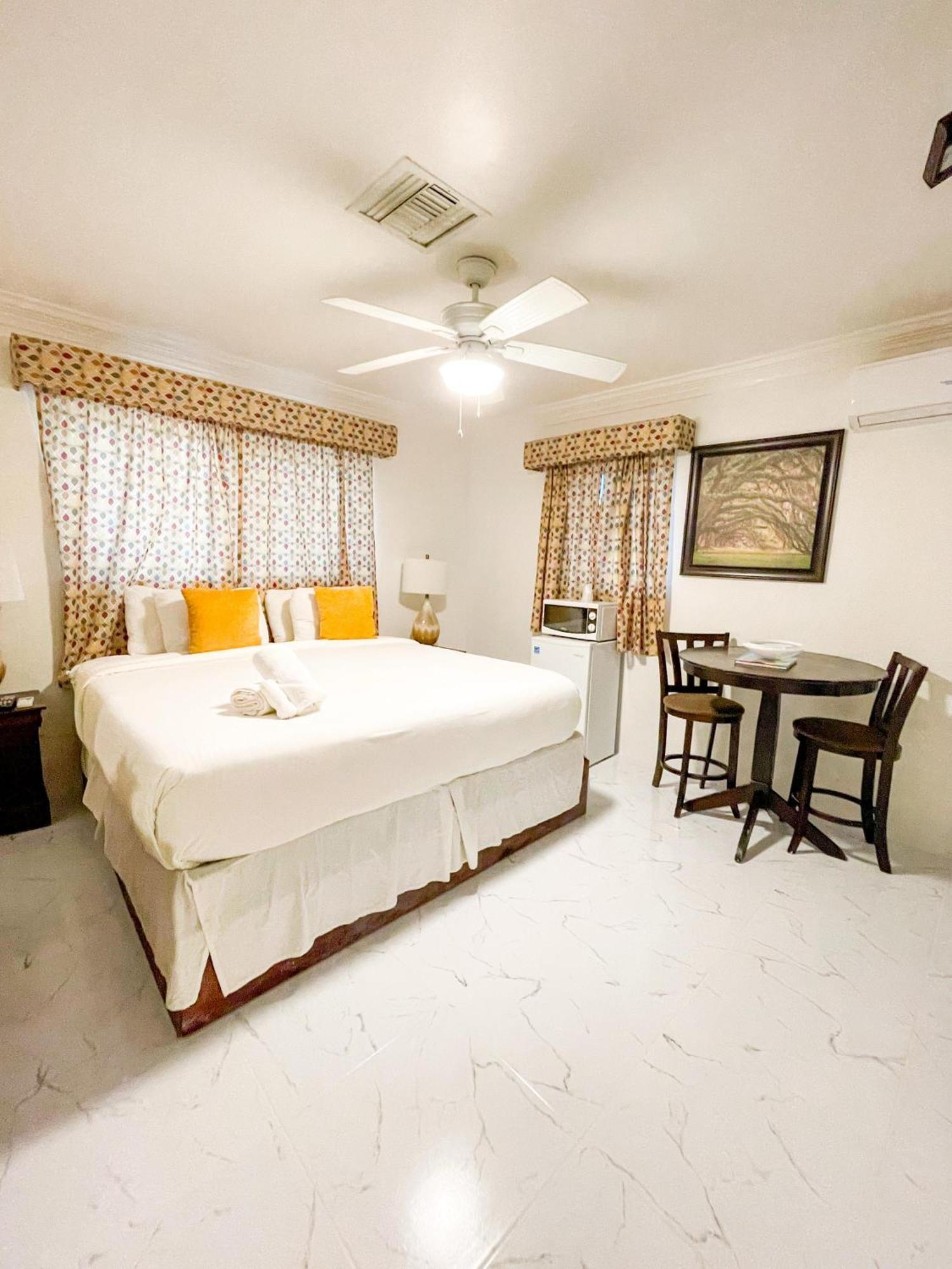 Golden Palms House Bed and Breakfast Nassau Exteriör bild