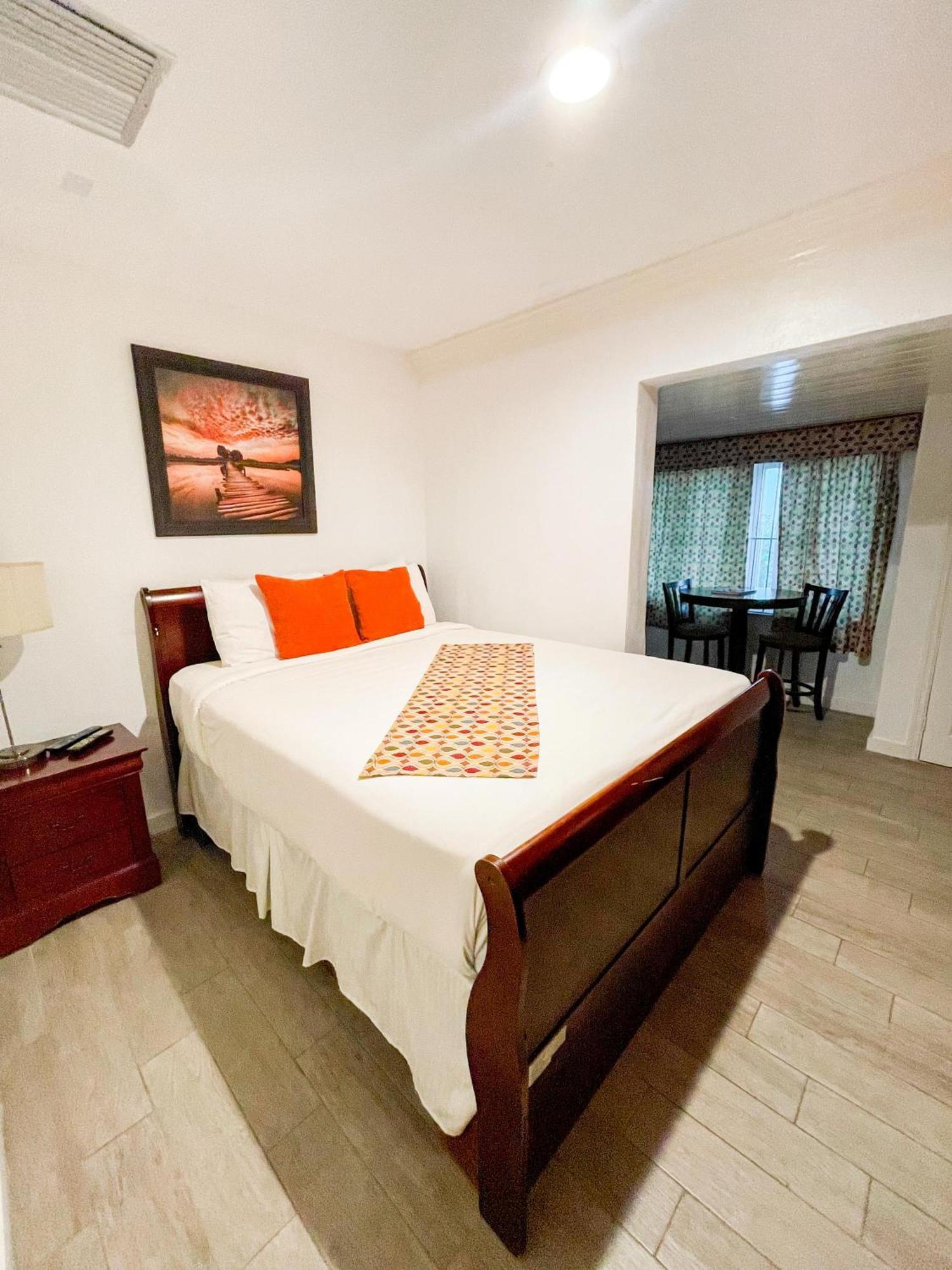 Golden Palms House Bed and Breakfast Nassau Exteriör bild